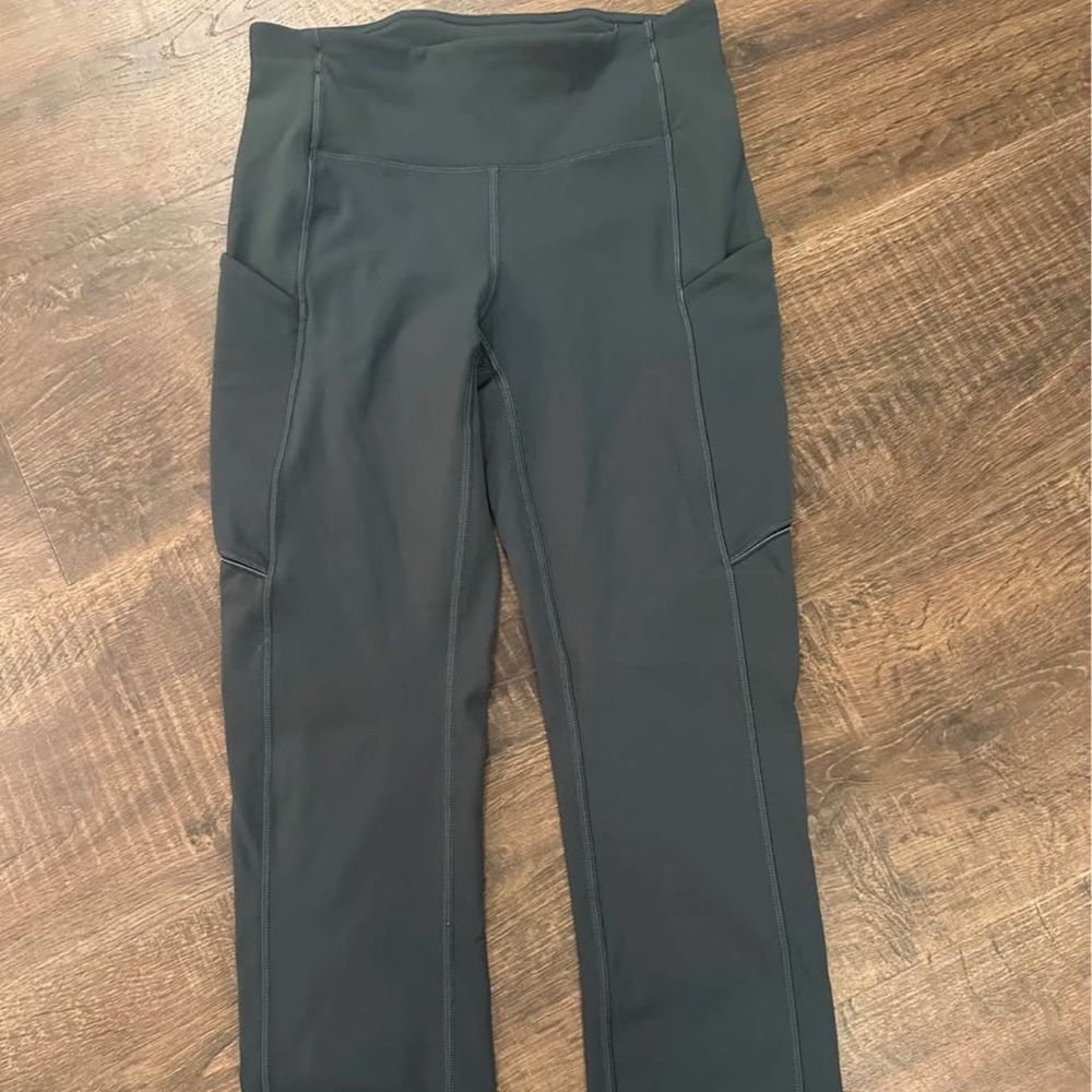 Lululemon Speed Up Crop 21"
Evergreen - size 2